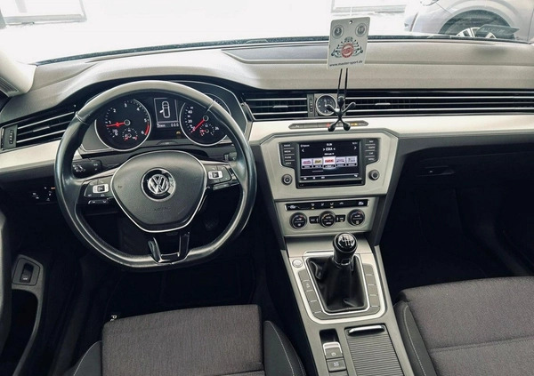 Volkswagen Passat cena 46900 przebieg: 225000, rok produkcji 2015 z Radom małe 781